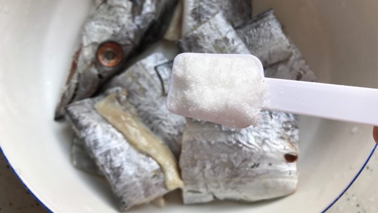十味 香煎咸带鱼,加两勺细盐(像图片中的小勺子)