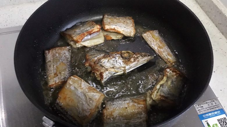 十味 香煎咸带鱼,煎至两面金黄,即可