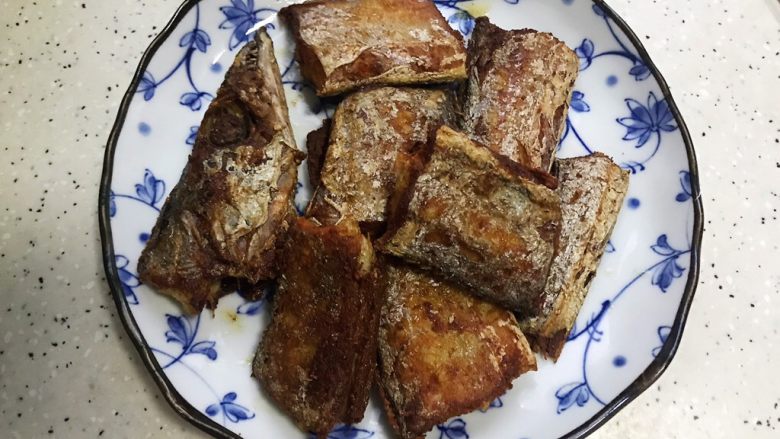 十味 香煎咸带鱼,装盘