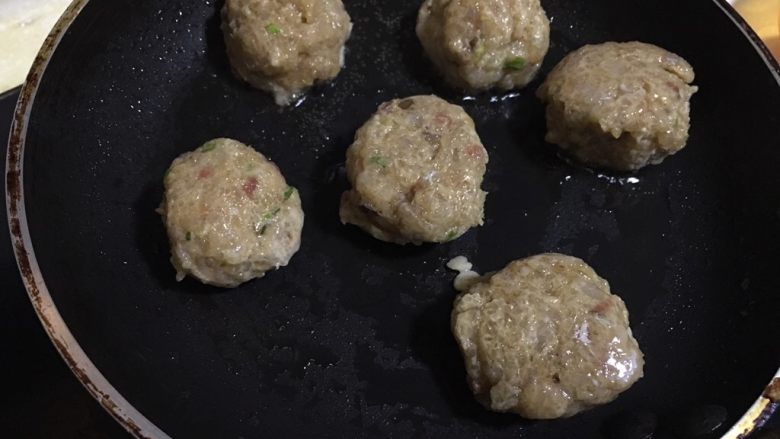 皖鱼饼,不粘锅放少量油,油热后放入鱼球后用铲子用力把球压成饼状,小伙慢慢煎。