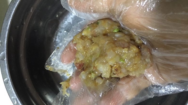 皖鱼饼,把剁好肉泥的鱼抓成小块用力往容器里面用力摔打,大概要摔打30多下