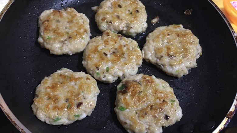 皖鱼饼,小火慢煎,在煎的过程中3分钟左右就要翻一次鱼饼。