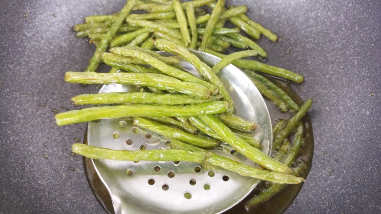 蒜蓉炸豆角,炸至豆角有点变黄。捞出来,控油。