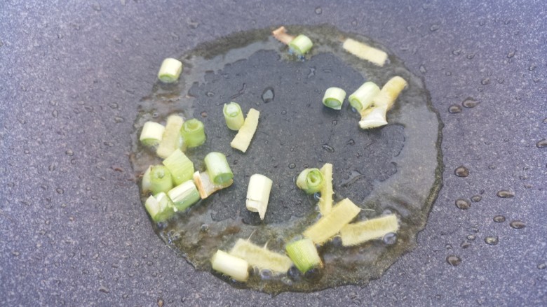 酱炒西葫芦,再起锅,爆香葱姜。