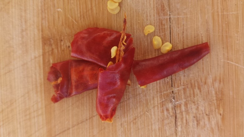 孜然葱炒羊肉,然后准备两个<a style='color:red;display:inline-block;' href='/shicai/ 86474'>干辣椒</a>。