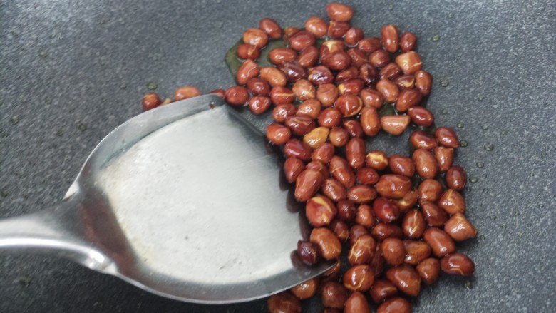 拉皮花生黄瓜凉菜,小火炒至花生发红,然后关火再翻炒半分钟盛出。