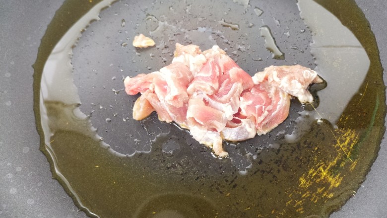 秋日营养牛肉菌汤,接着锅里热油,把牛肉放进去炒。