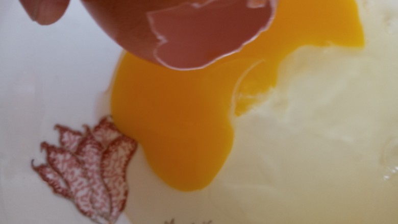 十味+蛋黄酱彩蔬蒸肉蛋,鸡蛋在头顶处打个洞,倒出蛋清蛋黄