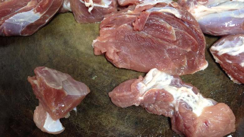 十味 小土豆笋干炖肉,猪腱子肉切小块