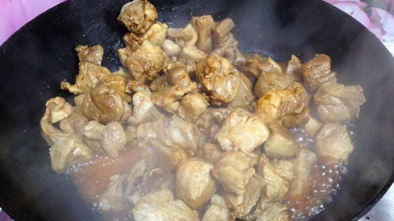 十味 小土豆笋干炖肉,倒入肉块翻炒至上色
