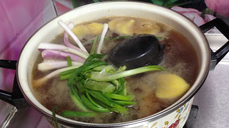 十味 小土豆笋干炖肉,把肉、葱、姜、料盒倒入开水锅中,倒入料酒、醋大火开转中小火炖制