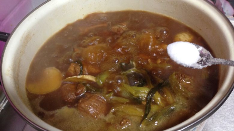 十味 小土豆笋干炖肉,肉炖至九成熟时加入盐调味