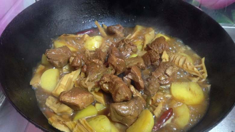 十味 小土豆笋干炖肉,加入适量肉块再煮10分钟即可