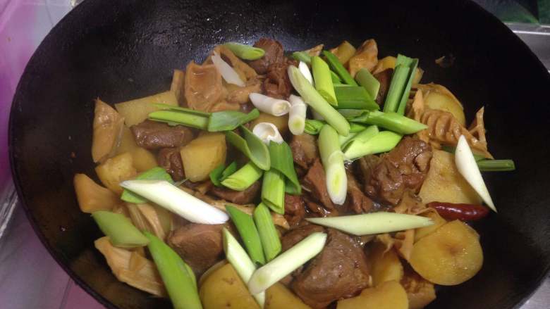 十味 小土豆笋干炖肉,最后加入青蒜即可出锅