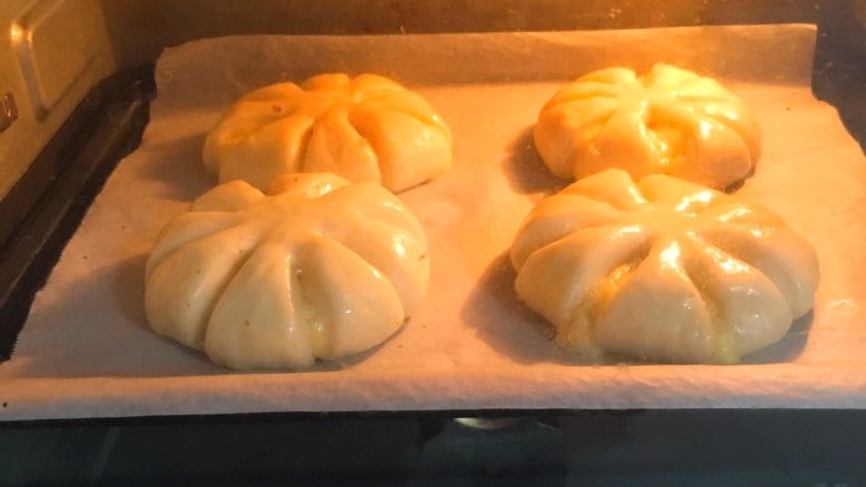 奶酥花色面包,烤完拿出冷却,第二锅送入烤箱烤制。