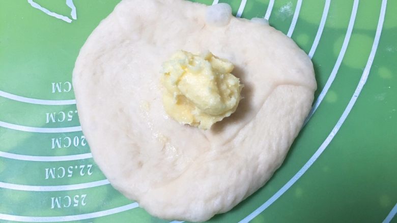 奶酥花色面包,将剂子擀成薄饼,放入奶酥。