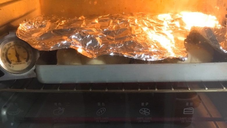 奶酥花色面包,上色满意加盖锡纸,这步很重要。