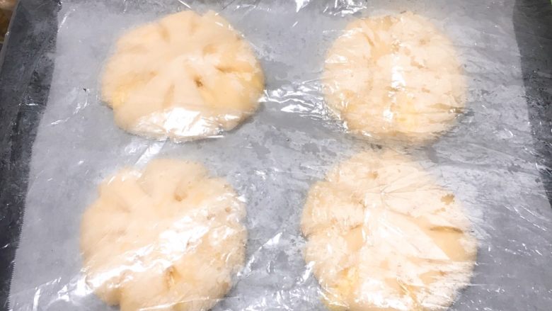 奶酥花色面包,另外一盘用大的蛋糕袋密封,第二锅烤制。