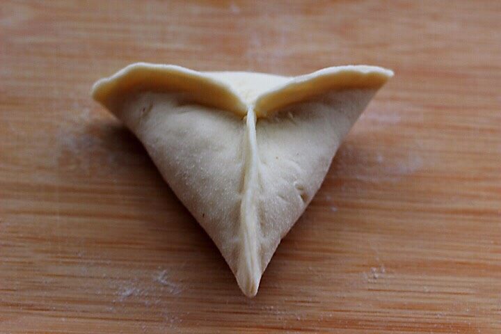 十味 经典的红糖三角馒头,先包成三角形的形状后。