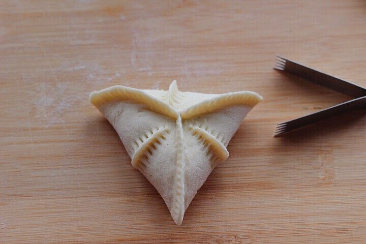 十味 经典的红糖三角馒头,再用花钳随意夹几下,没有花钳的可以忽略此步骤。
