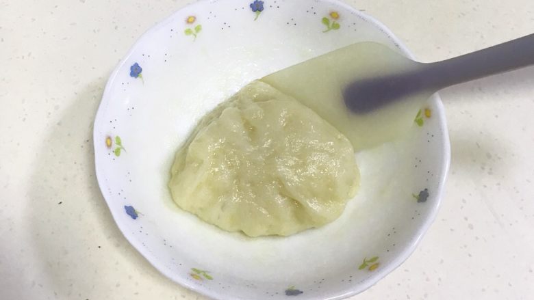 咖啡可可麻薯软欧包,取出蒸好的麻薯,放至温热,加入10克黄油,用手把黄油揉进麻薯内。