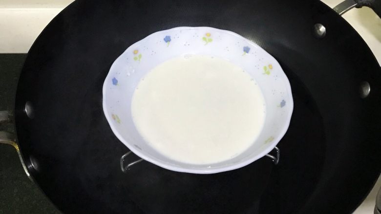 咖啡可可麻薯软欧包,上锅蒸熟10分左右,表面凝固且没有液体即可。