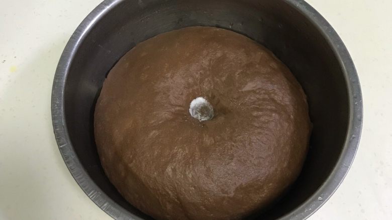 咖啡可可麻薯软欧包,面团发至2倍大,手指沾面粉戳孔,不塌陷不回弹即可。
