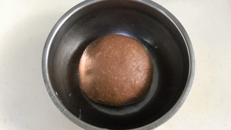 咖啡可可麻薯软欧包,面团呈扩展阶段,可以拉出薄膜后整理好面团放在大盆内,盖好保鲜膜进行发酵。