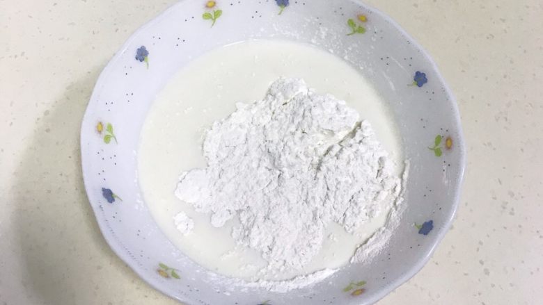 咖啡可可麻薯软欧包,趁面团发酵时,来制作下麻薯。除黄油以外的麻薯材料混合。
