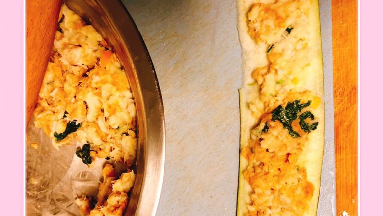 宝宝素培根,把搅拌好的肉泥铺平在茄片上，然后卷起来！