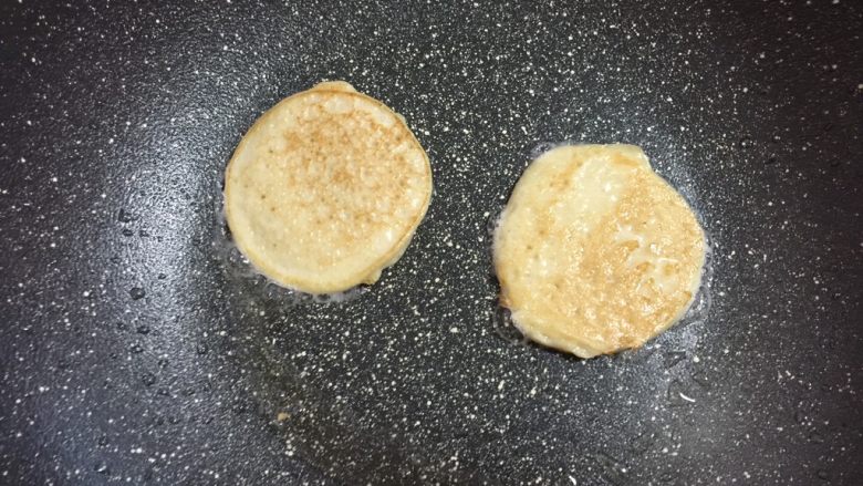 牛奶香蕉饼,起锅刷油,小火将面糊一片片煎熟