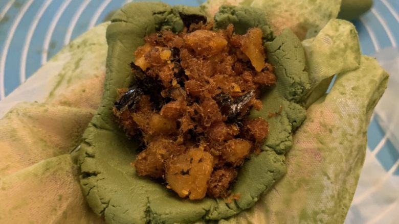 咸蛋黄肉松青团,每个面团压平,然后中间放入15g左右的内馅