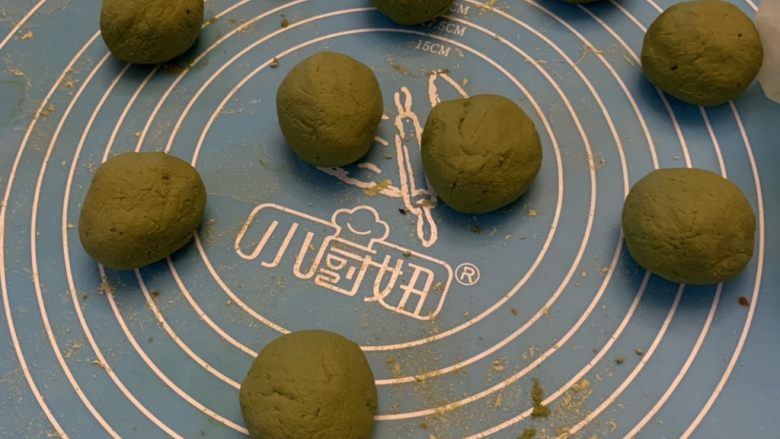 咸蛋黄肉松青团,然后一个个包起来,揉圆