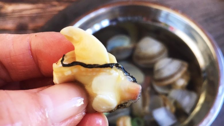 十味 海鲜(白蚬子)豆腐大酱汤,去掉黑边。