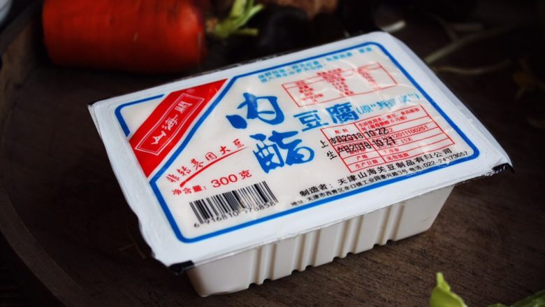 十味 海鲜(白蚬子)豆腐大酱汤,准备好豆腐,豆腐我选用的是内酯豆腐,也可以选用其它种类的豆腐。