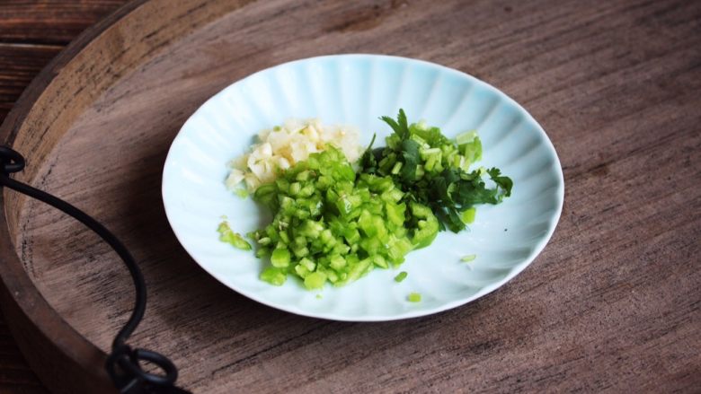十味 海鲜(白蚬子)豆腐大酱汤,将以上辅助食材切成末。
