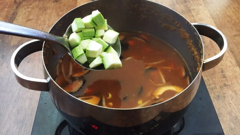 十味 海鲜(白蚬子)豆腐大酱汤,放入小西葫芦。