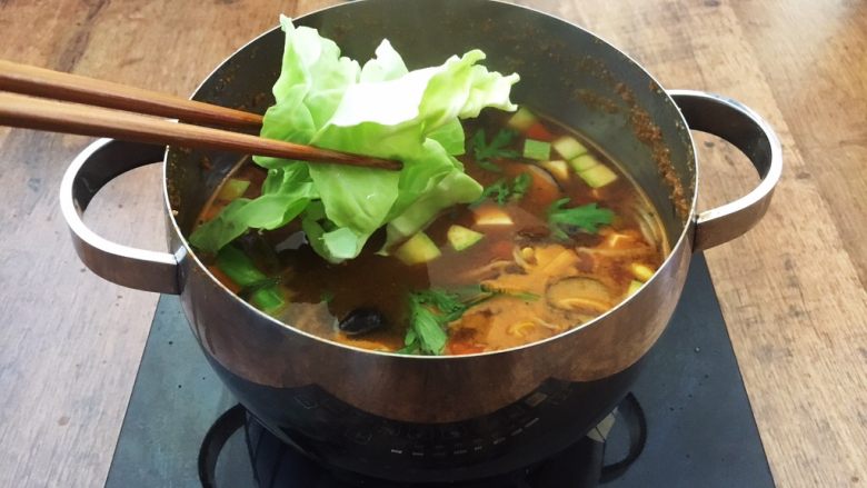 十味 海鲜(白蚬子)豆腐大酱汤,放入圆白菜。