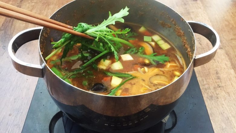 十味 海鲜(白蚬子)豆腐大酱汤,放入茼蒿。