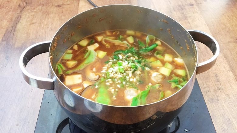 十味 海鲜(白蚬子)豆腐大酱汤,最后撒入辅助食材蒜末、青椒末、香菜末,放入1小勺的醋即可食用。
大酱汤的大酱本身是咸的,可以不加盐了,如果喜欢喝口咸一些的可加点盐。