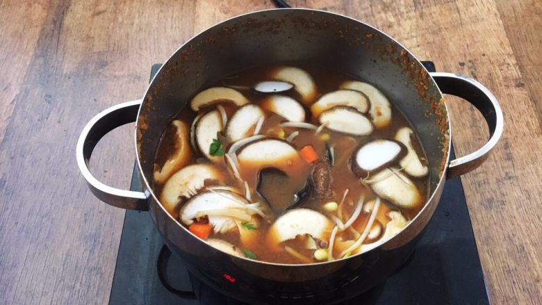 十味 海鲜(白蚬子)豆腐大酱汤,将汤料大火煮开,先放入不容易熟的蔬菜,比如黄豆芽、胡萝卜、土豆、香菇、木耳,将这些食材煮至七成熟。