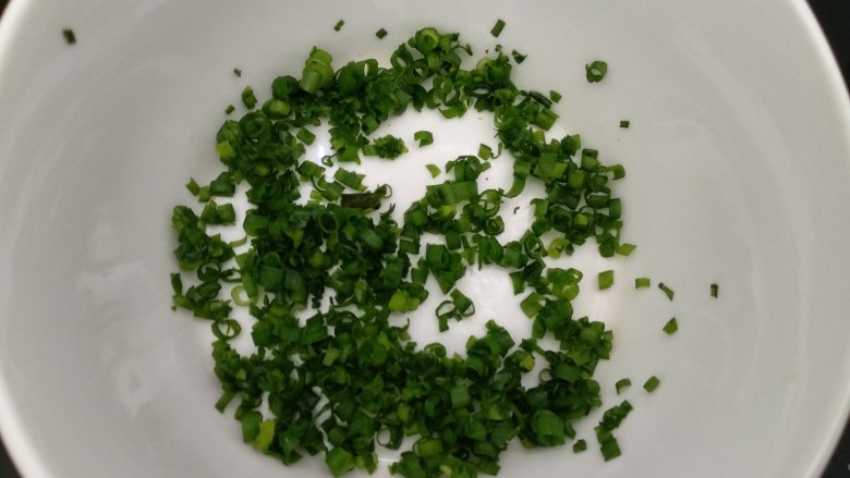 咖喱葱花苏打饼,葱花洗净晾干,切碎。