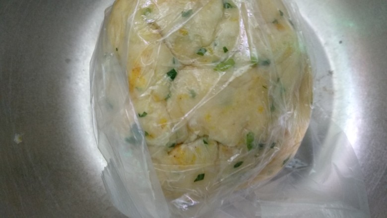 咖喱葱花苏打饼,装入保鲜袋静置30分钟,再把面团揉一遍。