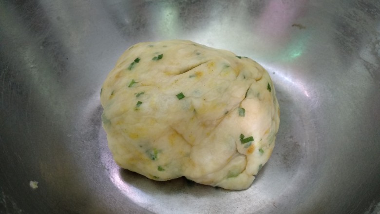 咖喱葱花苏打饼,加入<a style='color:red;display:inline-block;' href='/shicai/ 548'>低筋面粉</a>、小苏打、盐、糖、咖喱和葱花搅匀,和成面团。