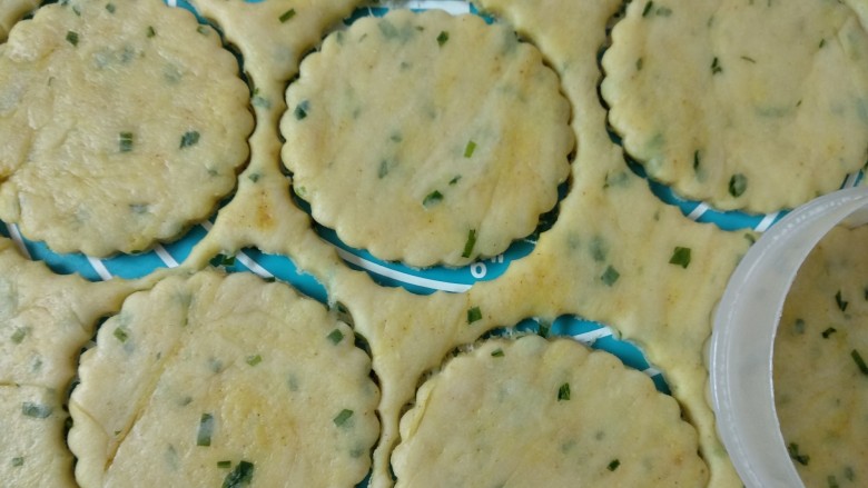 咖喱葱花苏打饼,将面团擀成0.5cm的薄片,用饺子模具压出花型面片。