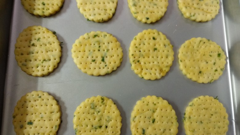 咖喱葱花苏打饼,移入不粘烤盘,用叉子戳出小洞。