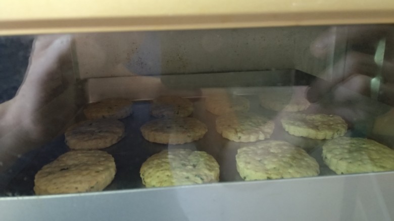 咖喱葱花苏打饼,放入提前预热170℃烤箱,中层上下火烤25分钟左右,至表面上色。(具体时间根据饼干大小,厚度来调整)