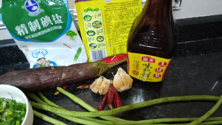 十味 爆炒茄子豆角,如图准备好所需食材。