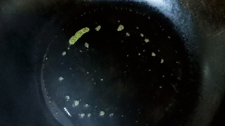 十味 爆炒茄子豆角,锅烧热放油,注意锅里不能有水,否则会炸,油要放多一点。