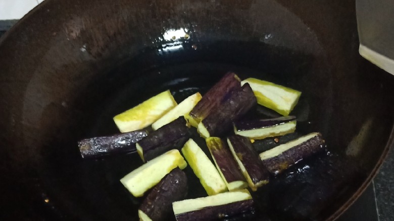十味 爆炒茄子豆角,待油烧热之后放入茄子